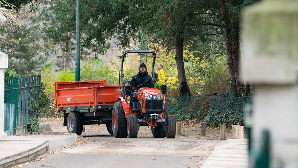 E-Powered Compact Tractor (LXe Series) (Not available in US)